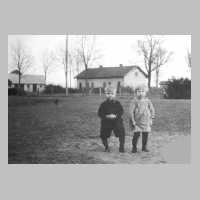 054-0015 Kortmedien 1938. Das Insthaus von Bauer Grunewald. Geschwister Siegfried und Eva Klein, die 1936 in dem Haus geboren wurden. .jpg